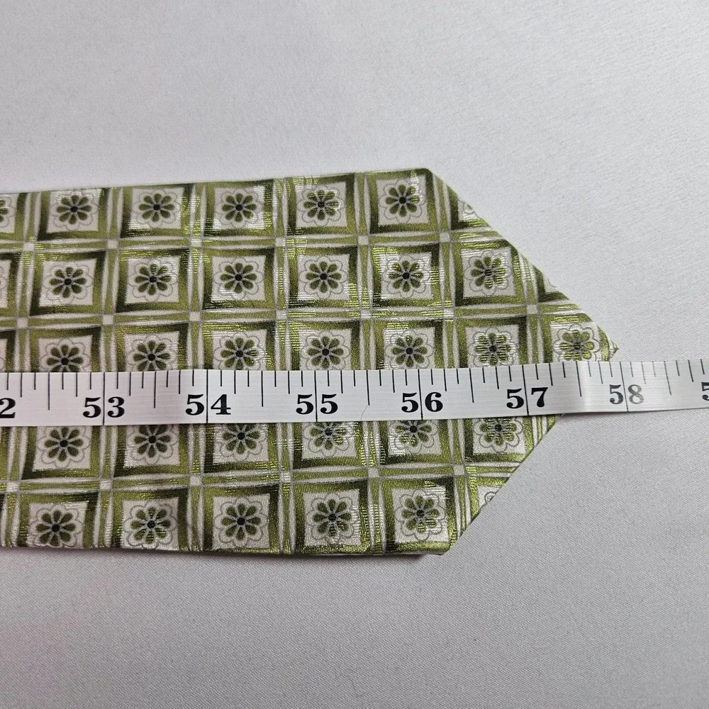 New Geoffrey Beene 100%‎ Silk Hand Made Tie Geometric Green 3.75